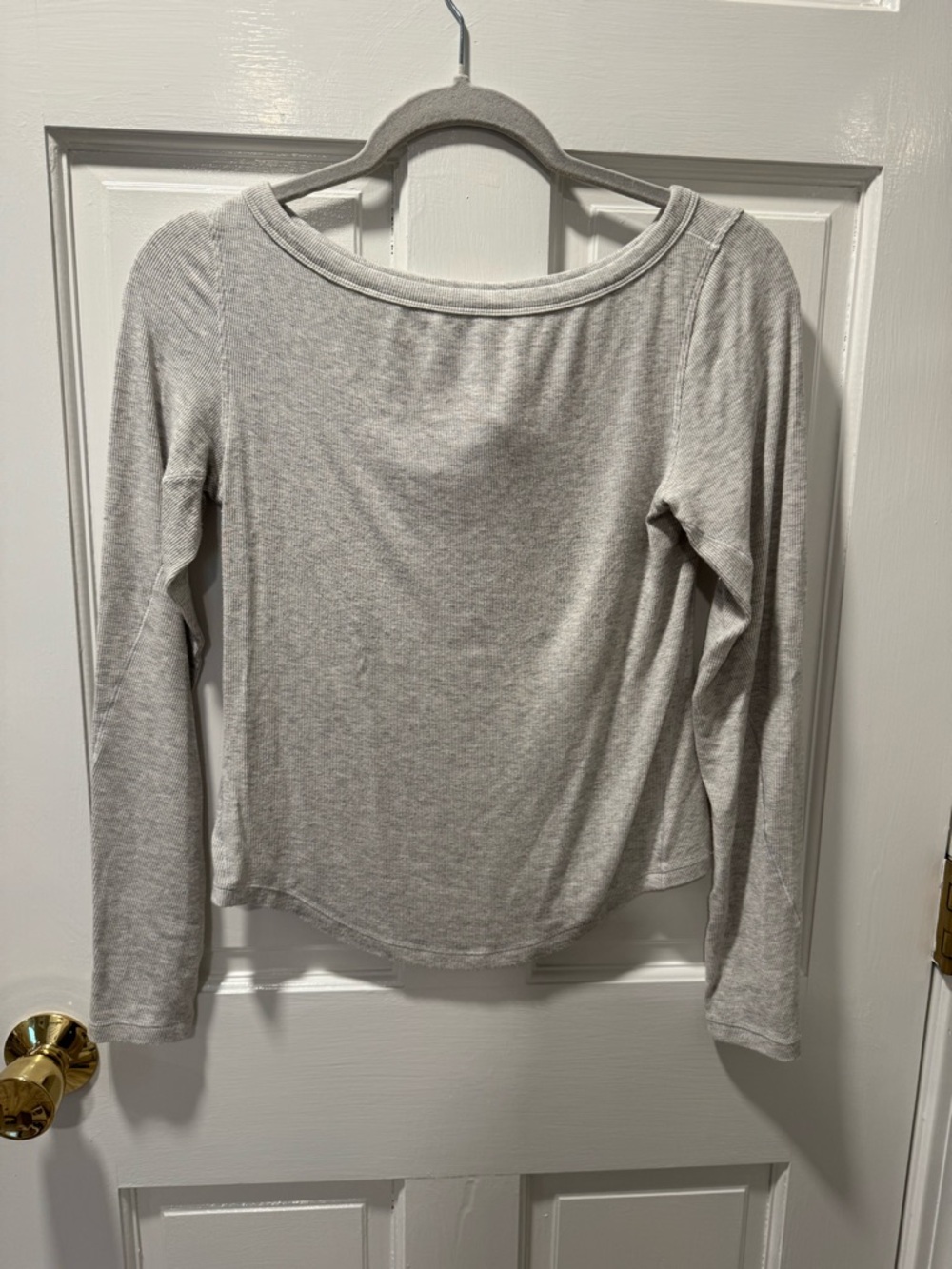 lululemon athletica Light Gray Long-Sleeve Scoop Neck Top. Size 6.